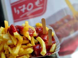 Currywurst con patate fritte